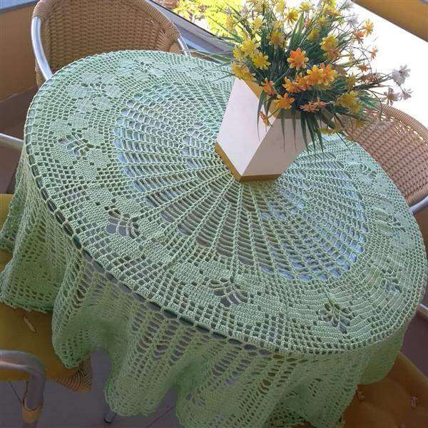 A toalha de mesa de crochê traz um toque delicado para o decor